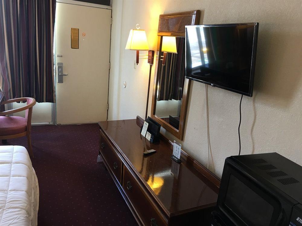 Days Inn By Wyndham Statesville Εξωτερικό φωτογραφία