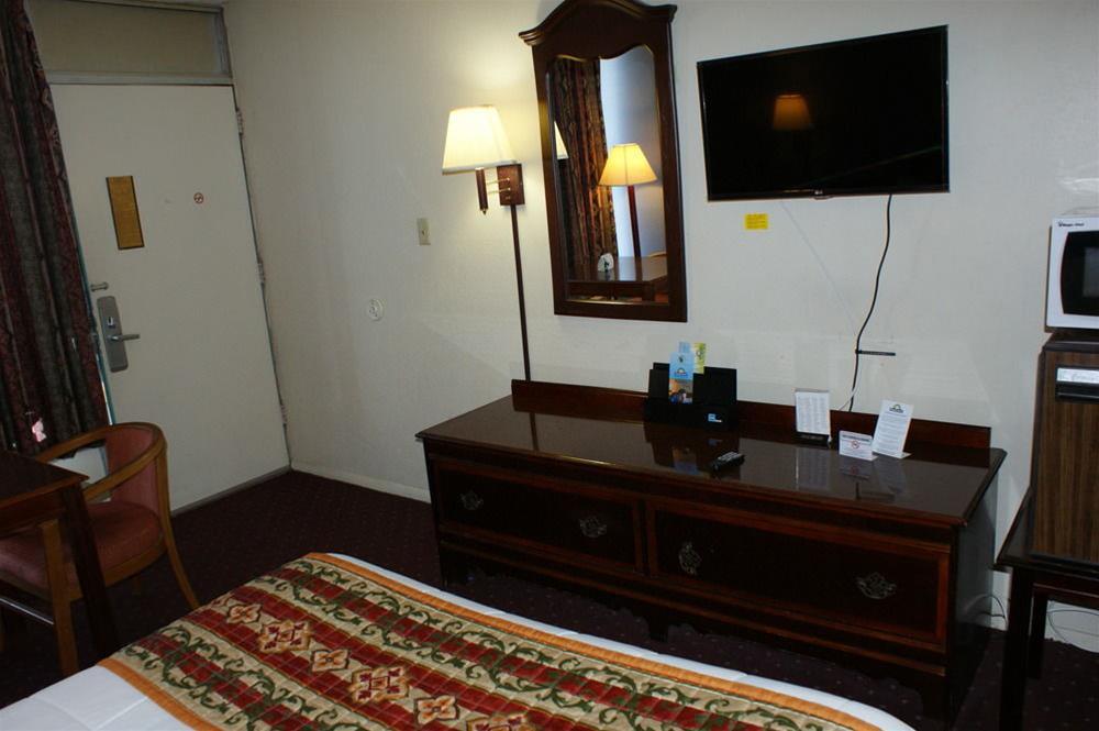 Days Inn By Wyndham Statesville Εξωτερικό φωτογραφία