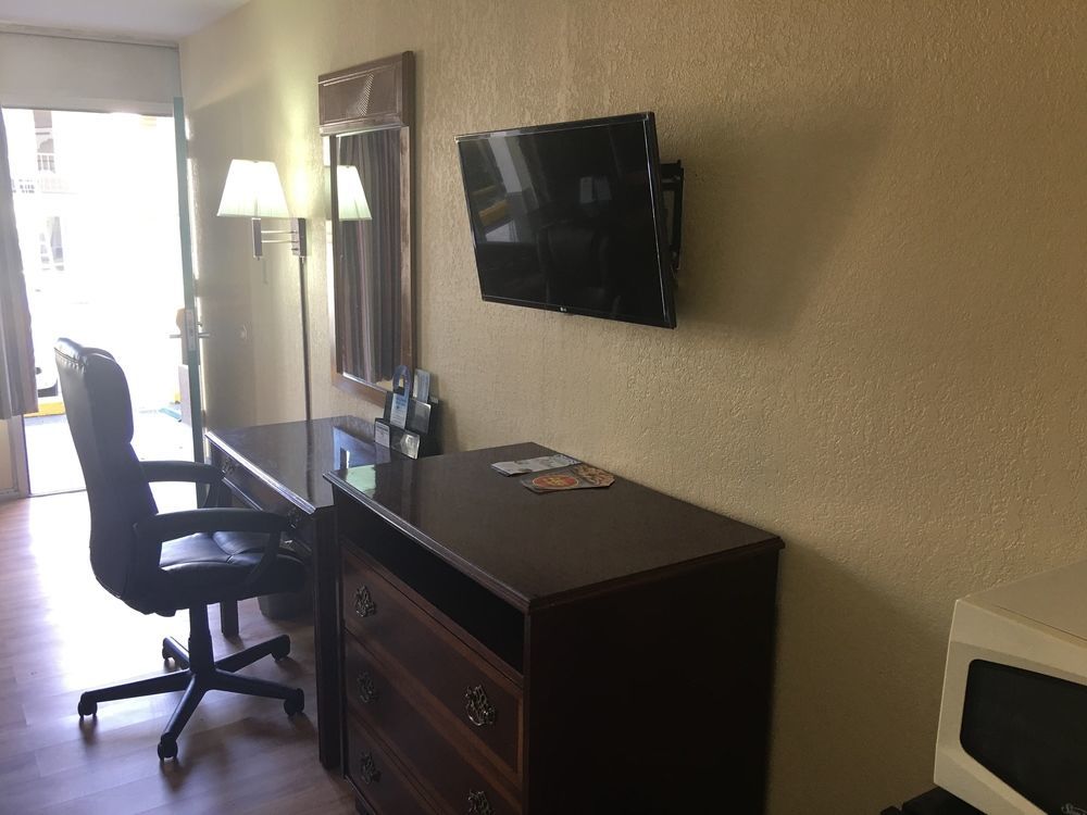Days Inn By Wyndham Statesville Εξωτερικό φωτογραφία