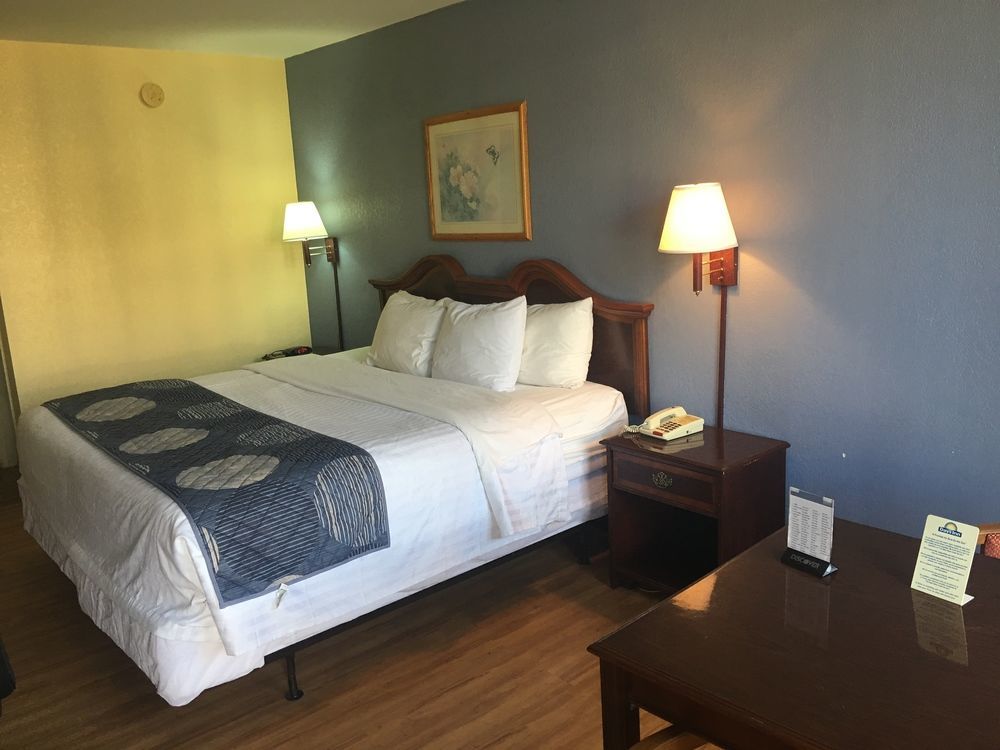 Days Inn By Wyndham Statesville Εξωτερικό φωτογραφία